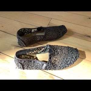 Toms Size 7.5 Lacey black flats.